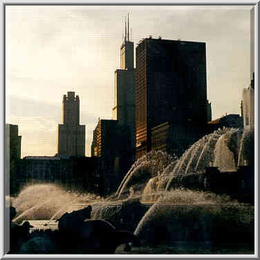 Buckingham Fountain at evening. Chicago, October 12, 1999.