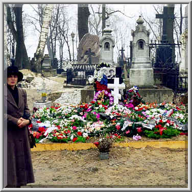 Galina Starovoitova grave (she was a politician ...[11 words]... St. Petersburg, Russia, April 7, 1999.