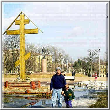 A monument to V. I. Lenin in Pushkin (former ...[21 words]... recently). Russia, April 8, 1999.