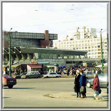 Crossing of Kolomiazhskiy Prospekt near subway ...[2 words]... St. Petersburg, Russia, April 13, 1999.