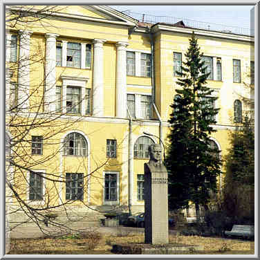 A monument to a Soviet academician S. I. Vavilov ...[34 words]... St. Petersburg, Russia, April 14, 1999.