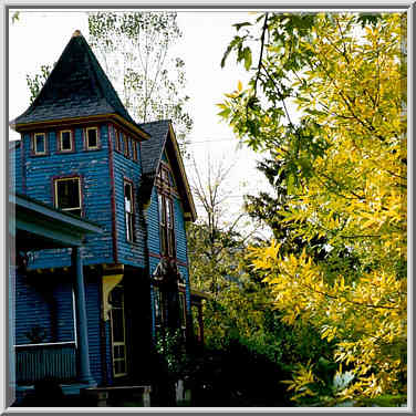 An abandoned (?) house on Ferry St. Lafayette, Indiana, September 26, 1999.