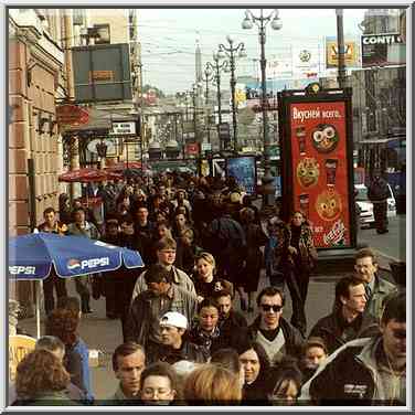 Nevskiy Prospect, a central street in Sankt ...[7 words]... Bridge. Russia, September 29, 2000