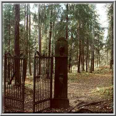 A gate in a park of Pavlovsk, a former Tsar ...[2 words]... Petersburg, Russia, October 11, 2000