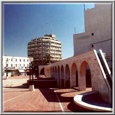 Defunct fountain in downtown Beer-Sheva, view ...[8 words]... St. The Middle East, October 28, 2000