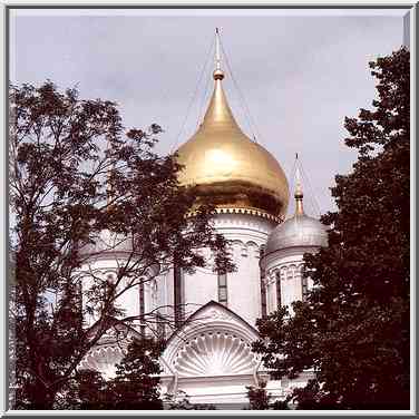 View of a cathedral in Kremlin from Moscow River ...[6 words]... Moscow, Russia, August 30, 2001